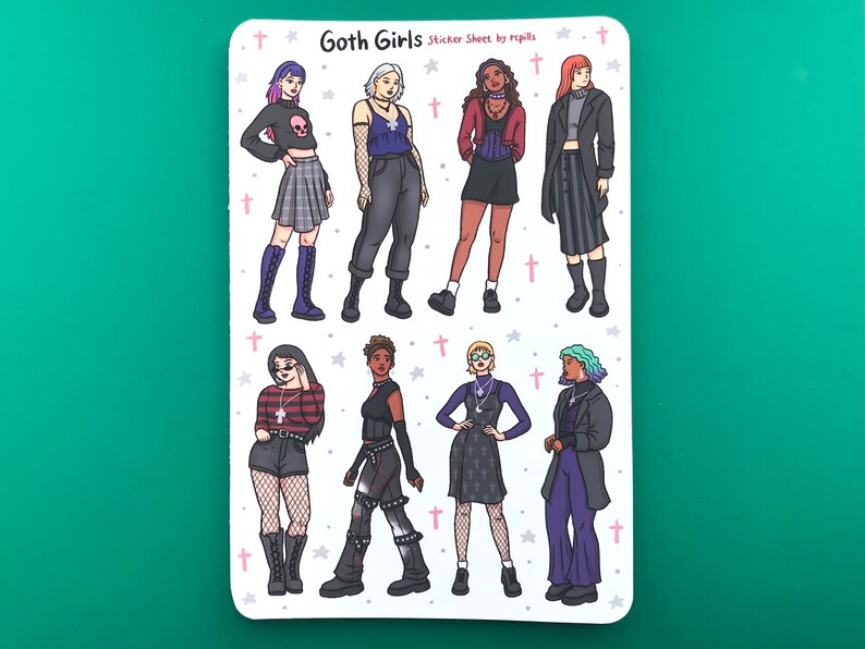 Pu&ograve; includere: Un foglio di adesivi con illustrazioni di otto ragazze goth in diversi abiti. Il foglio di adesivi &egrave; bianco con croci e stelle rosa. Il testo "Goth Girls Sticker Sheet by repills" &egrave; in cima al foglio.
