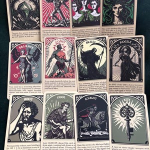 Könnte beinhalten: Eine Sammlung von elf rechteckigen Fantasy-Spielkarten mit schwarz-weißen und farbigen Illustrationen von Figuren und Objekten. Jede Karte enthält oben einen Titel und unten einen beschreibenden Text, der die Spielmechanik erläutert.