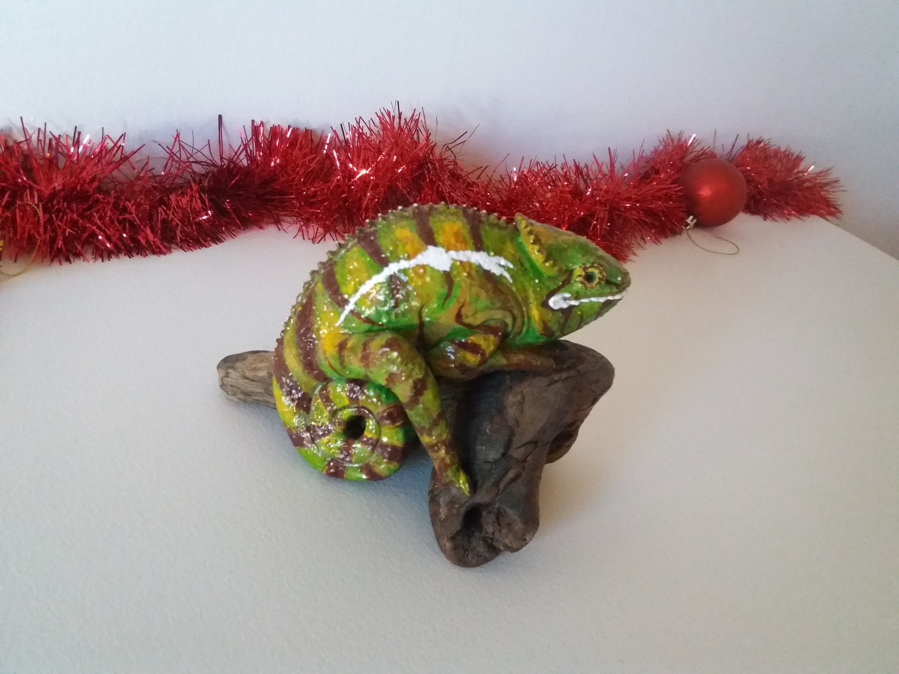 Caméléon Flottant sur Son Bois... Flotté. Cadeau. Pièce Unique. Handmade By Les Artistes Amateurs.