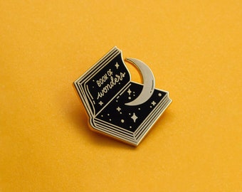 Buch der Wunder Emaille Pin | Mystische Emaille Pin | Mond- und Sternnadel | Bücherwurm-Emaille-Pin