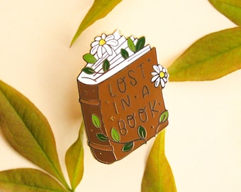 Lost in a Book Emaille Pin | Buch Emaille Pin | Buchliebhaber Emaille Pin | Bücherwurm Emaille Pin