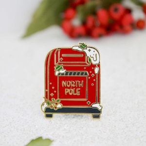 Pin de esmalte de buzón del Polo Norte / Pin de esmalte de invierno / Regalo navideño / Carta a Papá Noel / Pin de correo