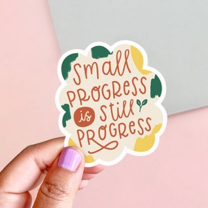 Small Progress est toujours un sticker mat de Zazzle.be Liste d'envies Vous avez des idées ? Sticker citation de Zazzle.be Liste d'envies Vous avez des idées ? Sticker motivant | Autocollant en vinyle
