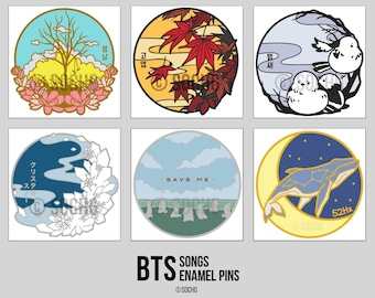 Puede incluir: Seis pines de esmalte redondas con diferentes diseños inspirados en las canciones de BTS. Los pines están en un formato de cuadrícula con un fondo blanco. Los diseños incluyen un árbol con flores rosas, hojas de arce rojas, dos pájaros blancos, una escena de montaña azul y blanca, un campo verde con siete figuras y una ballena azul con estrellas.