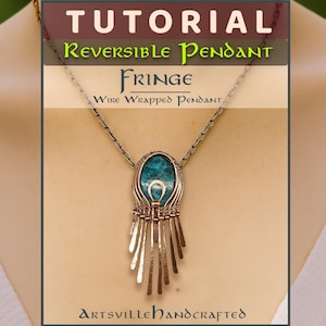 Peut inclure: Un collier pendentif filaire avec une pierre turquoise et un design à franges. Le pendentif est suspendu à une chaîne et comporte le texte "TUTORIAL Reversible Pendant Fringe Wire Wrapped Pendant" et "ArtsvilleHandcrafted".