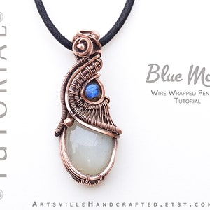 Puede incluir: Un colgante envuelto en alambre de cobre con una piedra de luna blanca y una piedra de labradorita azul. El colgante est&aacute; en un cord&oacute;n negro. El texto "Blue Moon Wire Wrapped Pendant Tutorial" est&aacute; debajo del colgante.
