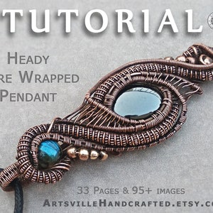 Peut inclure: Un tutoriel pour r&eacute;aliser un pendentif en fil enroul&eacute; avec une pierre pr&eacute;cieuse noire et une pierre pr&eacute;cieuse bleue. Le tutoriel comprend 33 pages et plus de 95 images.  "Heady Wire Wrapped Pendant" est &eacute;crit sur l'image.
