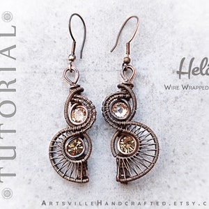 Peut inclure: Une paire de boucles d'oreilles en fil de fer avec un design en spirale. Les boucles d'oreilles sont en fil de cuivre et présentent des cristaux transparents et ambrés.