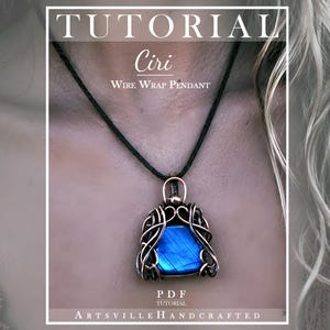 Könnte beinhalten: Tutorial für einen Drahtwickelanhänger namens "Ciri" mit einem blauen Edelstein. Der Anhänger hängt an einer schwarzen Kordel. Das Bild enthält den Text "Tutorial" und "Artsville Handcrafted".