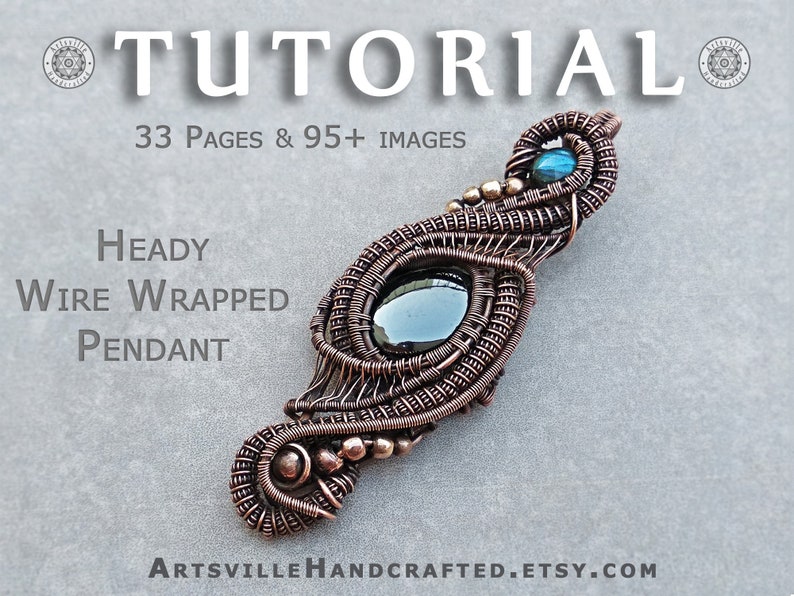 Peut inclure: Un tutoriel pour r&eacute;aliser un pendentif en fil de fer avec une pierre pr&eacute;cieuse noire et des accents bleus. Le tutoriel comprend 33 pages et plus de 95 images. "Heady Wire Wrapped Pendant" est &eacute;crit sur l'image.