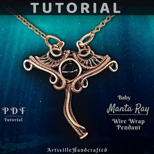 Könnte beinhalten: Ein PDF-Tutorial zum Erstellen eines drahtgewickelten Anhängers in Form eines Mantarochens. Der Anhänger besteht aus Kupferdraht und hat einen schwarzen Edelstein in der Mitte. Das Tutorial trägt den Titel "Baby Manta Ray Wire Wrap Pendant".