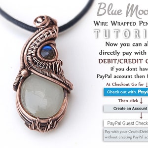 Puede incluir: Un colgante envuelto en alambre de cobre con una piedra blanca y una piedra azul. El colgante cuelga de un cord&oacute;n negro. La imagen incluye texto que dice "Blue Moon Wire Wrapped Pendant Tutorial" e instrucciones sobre c&oacute;mo pagar con una tarjeta de d&eacute;bito o cr&eacute;dito usando PayPal.