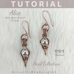 Op de afbeelding: Koperdraad gewikkelde oorbellen met een grijze parel. De oorbellen maken deel uit van de Pearl Collection en zijn een draadwikkel sieraden tutorial. Het woord "Tutorial" staat bovenaan de afbeelding.