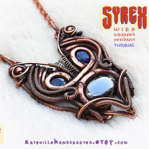 Op de afbeelding: Een hanger van koperdraad met drie edelstenen. De hanger heeft de vorm van een hart en heeft een ketting eraan. De tekst "SYREX WIRE WRAPPED PENDANT TUTORIAL" staat boven de hanger. De tekst "PDF TUTORIAL" staat onder de hanger. De tekst "artquillenhandcrafted.etsy.com" staat onder de tekst "PDF TUTORIAL".