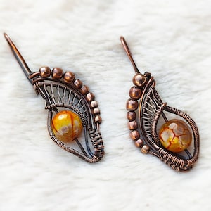 Pendientes de cobre hechos a pedido con cuentas de ágata y ganchos de cobre para las orejas, pendientes de alambre enrollado, joyas élficas, pendientes colgantes de alambre con cristales