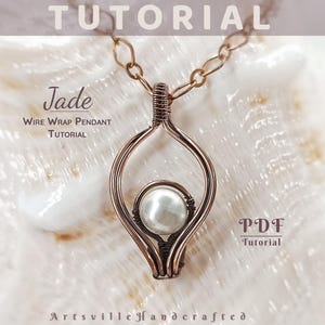 Op de afbeelding: Een koperdraad wikkelhanger tutorial met een parel kraal in het midden. De hanger hangt aan een koperen ketting. Het woord "Jade" is cursief geschreven, met "Wire Wrap Pendant Tutorial" eronder. De woorden "PDF Tutorial" zijn ook zichtbaar.
