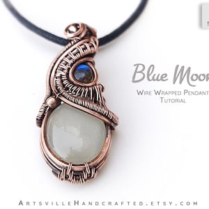 Puede incluir: Un colgante envuelto en alambre de cobre con una piedra de luna azul y una piedra de labradorita azul. El colgante est&aacute; en un cord&oacute;n negro y el texto "Blue Moon Wire Wrapped Pendant Tutorial" est&aacute; debajo del colgante.