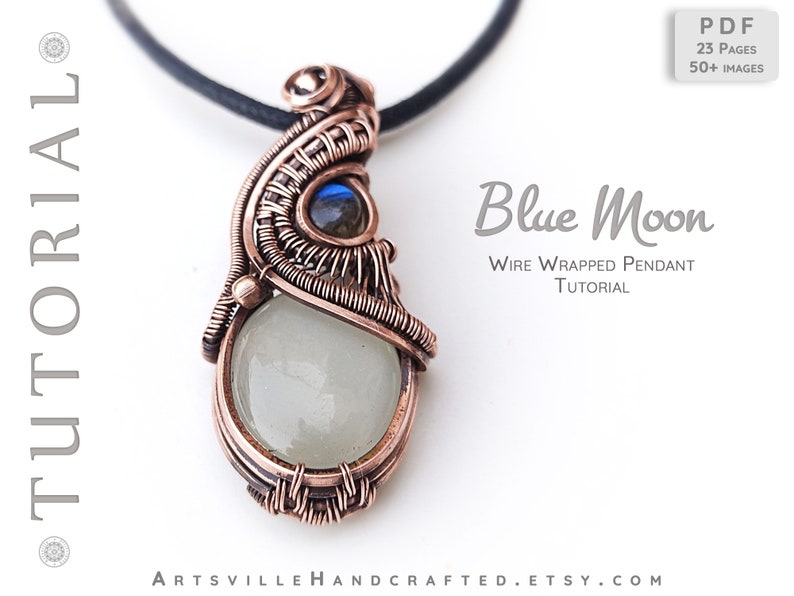 Puede incluir: Un colgante envuelto en alambre de cobre con una piedra de luna azul y una piedra de labradorita azul. El colgante est&aacute; en un cord&oacute;n negro y el texto "Blue Moon Wire Wrapped Pendant Tutorial" est&aacute; debajo del colgante.