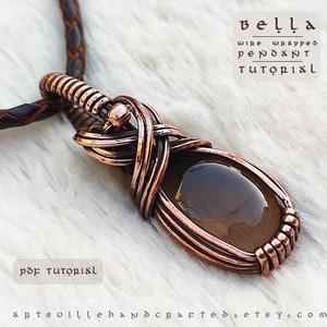 K&ouml;nnte beinhalten: Ein mit Kupferdraht umwickelter Anh&auml;nger mit einem braunen Edelstein. Der Anh&auml;nger h&auml;ngt an einer braunen Lederschnur. Der Text "bella wire wrapped pendant tutorial" steht &uuml;ber dem Anh&auml;nger. Der Text "pdf tutorial" steht unter dem Anh&auml;nger.