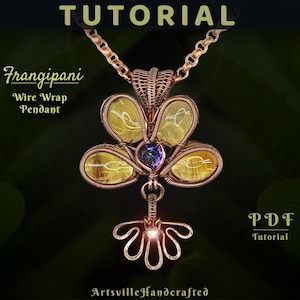 Peut inclure: Un pendentif en fil de cuivre enroulé représentant une fleur de frangipanier avec des pierres jaunes et une pierre précieuse violette au centre. Le pendentif est attaché à une chaîne en cuivre. L'image comprend le texte "Frangipani Wire Wrap Pendant" et "PDF Tutorial".