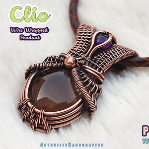 Może przedstawiać: Ozdoba z drutu w kolorze miedzi z brązowym kamieniem szlachetnym i fioletowym kamieniem akcentującym, zawieszona na brązowym skórzanym sznurku. Obraz zawiera tekst "Clio Wire Wrapped Pendant" i "PDF Tutorial".