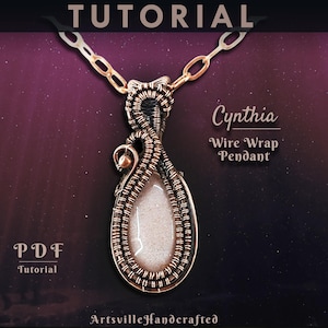 Può includere: Ciondolo fatto a mano con filo metallico, con una pietra a forma di goccia, sospeso a una catena. Il ciondolo è realizzato con filo color rame e presenta il testo "Cynthia Wire Wrap Pendant" e "PDF Tutorial". Lo sfondo è viola scuro.