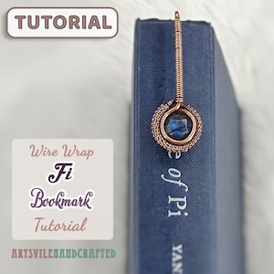 Puede incluir: Marcapáginas artesanal de alambre de cobre con una gema azul, insertado en un libro azul. El marcapáginas tiene un diseño circular alrededor de la gema. La imagen también incluye el texto "Tutorial" y "Wire Wrap Fi Bookmark Tutorial".