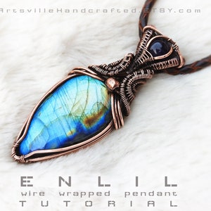 以下が含まれることがあります： 青緑色のラブラドライトと小さな紫色のアメジストをトップに配した、銅線で巻かれたペンダント。ペンダントは茶色の革紐に吊り下げられています。ENLIL ワイヤーラップペンダント TUTORIAL.