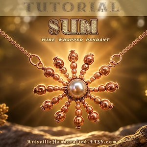 Può includere: Un ciondolo avvolto in filo metallico con una perla centrale circondata da perline color rame disposte a raggiera su una catenina. Il testo recita TUTORIAL SUN WIRE WRAPPED PENDANT e PDF Tutorial ArtsvilleHandcrafted.ETSY.com.