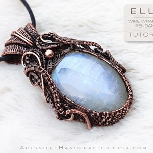 Könnte beinhalten: Ein Anhänger aus Kupferdraht, der mit einem großen ovalen Mondstein umwickelt ist. Der Anhänger ist an einer schwarzen Schnur befestigt. Der Text "Ella Wire Wrapped Pendant Tutorial" wird über dem Anhänger angezeigt.