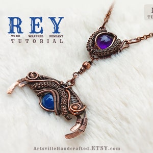 Op de afbeelding: Een ketting met een hanger van gewikkeld koperdraad met twee stenen. De bovenste steen is een paarse amethist en de onderste steen is een blauwe agaat. De ketting ligt op een wit, pluche oppervlak. De tekst "REY WIRE WRAPPED PENDANT TUTORIAL" staat bovenaan de afbeelding. De tekst "PDF TUTORIAL" staat rechtsboven in de afbeelding.