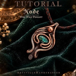 Peut inclure: Un pendentif en fil de cuivre enroulé avec une pierre verte irisée centrale et une petite perle de cuivre, suspendu à un cordon tressé foncé. L'image contient le texte TUTORIAL Node WIRE WRAP PENDANT, ARTSVILLEHANDCRAFTED et PDF Tutorial.