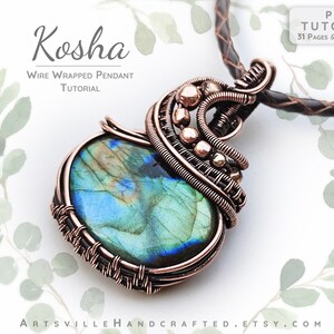 K&ouml;nnte beinhalten: Ein kupferdrahtgewickelter Anh&auml;nger mit einem blaugr&uuml;nen Labradorit-Edelstein. Der Anh&auml;nger befindet sich an einem braunen Lederband. Der Text "KOSHA Wire Wrapped Pendant Tutorial" befindet sich oben im Bild.