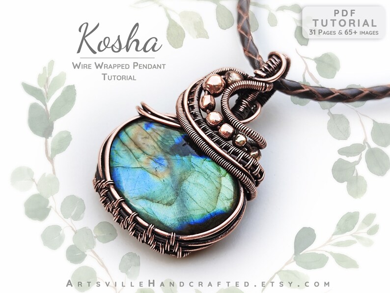 K&ouml;nnte beinhalten: Ein kupferdrahtgewickelter Anh&auml;nger mit einem blaugr&uuml;nen Labradorit-Edelstein. Der Anh&auml;nger befindet sich an einem braunen Lederband. Der Text "KOSHA Wire Wrapped Pendant Tutorial" befindet sich oben im Bild.