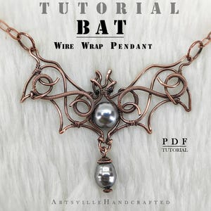 Op de afbeelding: Een koperen draadgewikkelde hanger in de vorm van een vleermuis, met een ronde grijze parel in het midden en een traanvormige grijze parel die eronder hangt. De tekst TUTORIAL BAT WIRE WRAP PENDANT en PDF TUTORIAL ARTSVILLEHANDCRAFTED is zichtbaar.