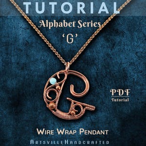 Puede incluir: Un colgante de alambre de cobre en forma de la letra "G" cuelga de una cadena dorada. El colgante presenta una cuenta turquesa y otras pequeñas cuentas de cobre. El texto de la imagen dice "Tutorial Alphabet Series 'G' Wire Wrap Pendant".