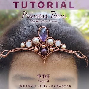 Op de afbeelding: Een koperkleurige draadwikkel-prinsessentooi met een ovale paarse edelsteen, parels en andere decoratieve kralen. De afbeelding bevat de tekst "Tutorial" en "Princess Tiara" en "Wire Wrap Tiara Tutorial". De onderkant van de afbeelding zegt "PDF Tutorial" en "ArtsvilleHandcrafted".
