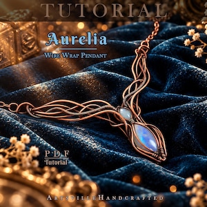Puede incluir: Un colgante de alambre de cobre envuelto con una piedra iridiscente central en forma de marquesa. El texto dice TUTORIAL Aurelia WIRE WRAP PENDANT, P D F Tutorial y ARTSVILLEHANDCRAFTED. El diseño incluye bobinas de metal y una cadena.