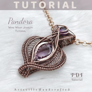 Op de afbeelding: Een koperkleurige, met draad gewikkelde hanger met een traanvormige amethist edelsteen in het midden en een kleinere amethist aan de bovenkant. De hanger hangt aan een fijne ketting. De afbeelding bevat de tekst "Pandora Wire Wrap Jewelry Tutorial" en "PDF Tutorial".