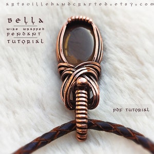 K&ouml;nnte beinhalten: Ein mit Kupferdraht umwickelter Anh&auml;nger mit einem braunen Edelstein. Der Anh&auml;nger h&auml;ngt an einem braunen Lederband. Der Text "Bella Wire Wrapped Pendant Tutorial" ist im Bild sichtbar.