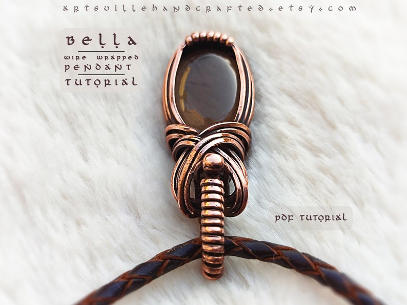 K&ouml;nnte beinhalten: Ein mit Kupferdraht umwickelter Anh&auml;nger mit einem braunen Edelstein. Der Anh&auml;nger h&auml;ngt an einem braunen Lederband. Der Text "Bella Wire Wrapped Pendant Tutorial" ist im Bild sichtbar.