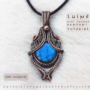 Könnte beinhalten: Ein mit Kupferdraht umwickelter Anhänger mit einem blauen Labradorit-Edelstein. Der Anhänger hängt an einer schwarzen Schnur. Der Text "Luiné Wire Wrapped Pendant Tutorial" ist in brauner Schrift auf weißem Hintergrund geschrieben. Der Text "PDF Tutorial" ist in weißer Schrift auf braunem Hintergrund geschrieben. Der Text "xrtsvillehandcraftedsets.com" ist in schwarzer Schrift auf weißem Hintergrund geschrieben.