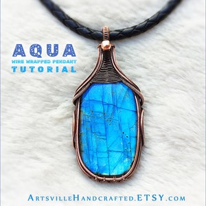 Peut inclure: Un pendentif en fil de fer avec une pierre de labradorite bleue. Le pendentif est suspendu à un cordon en cuir noir. Le texte "AQUA WIRE WRAPPED PENDANT TUTORIAL" est visible sur l'image. Le site web "ARTSVILLEHANDCRAFTED.ETSY.COM" est également visible sur l'image.