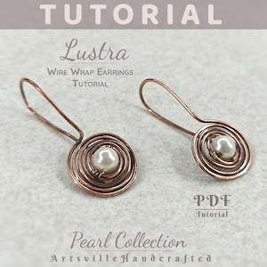 Puede incluir: Pendientes de alambre de cobre con un centro de perla. Los pendientes tienen un diseño en espiral. La imagen incluye el texto "Tutorial", "Lustra Wire Wrap Earrings Tutorial", "PDF Tutorial", "Pearl Collection" y "Artsville Handcrafted".