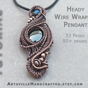 Peut inclure: Un tutoriel d&eacute;taill&eacute; pour cr&eacute;er un pendentif en fil de fer avec une pierre pr&eacute;cieuse noire. Le tutoriel comprend 33 pages et plus de 95 images. Le texte "HEADY WIRE WRAPPED PENDANT" est en haut de l'image. Le texte "33 PAGES 95+ IMAGES" est sous le titre du tutoriel. Le texte "ARTSVILLEHANDCRAFTED.ETSY.COM" est en bas de l'image.