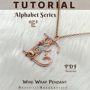 Op de afbeelding: Koperdraad gewikkelde hanger in de vorm van de letter "E" met kleine kralen. De hanger hangt aan een delicate ketting. De afbeelding bevat de tekst "Tutorial Alphabet Series 'E'" en "Wire Wrap Pendant".