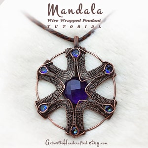 Può includere: Un ciondolo a forma di mandala avvolto in filo di rame con una grande pietra preziosa viola al centro e piccole pietre preziose blu iridescenti ai bordi. Il ciondolo è appeso a un cordino di cuoio marrone. Il testo "Mandala Wire Wrapped Pendant TUTORIAL" è sopra il ciondolo.
