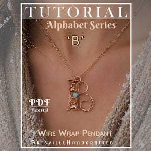 Pode incluir: Um colar com pingente de arame de cor cobre em forma da letra "B" com uma pequena conta turquesa. O colar faz parte da "Série Alfabeto" e é um tutorial de arame. O texto "Tutorial Alphabet Series 'B'" é visível.