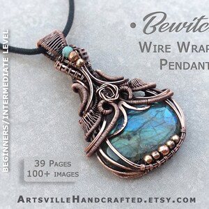 Puede incluir: Un colgante de alambre de cobre con una piedra azul-verdosa, suspendido de un cord&oacute;n negro. El colgante presenta un intrincado trabajo de alambre y el texto "Bewitch Wire Wrapped Pendant". El tutorial incluye 39 p&aacute;ginas y m&aacute;s de 100 im&aacute;genes.