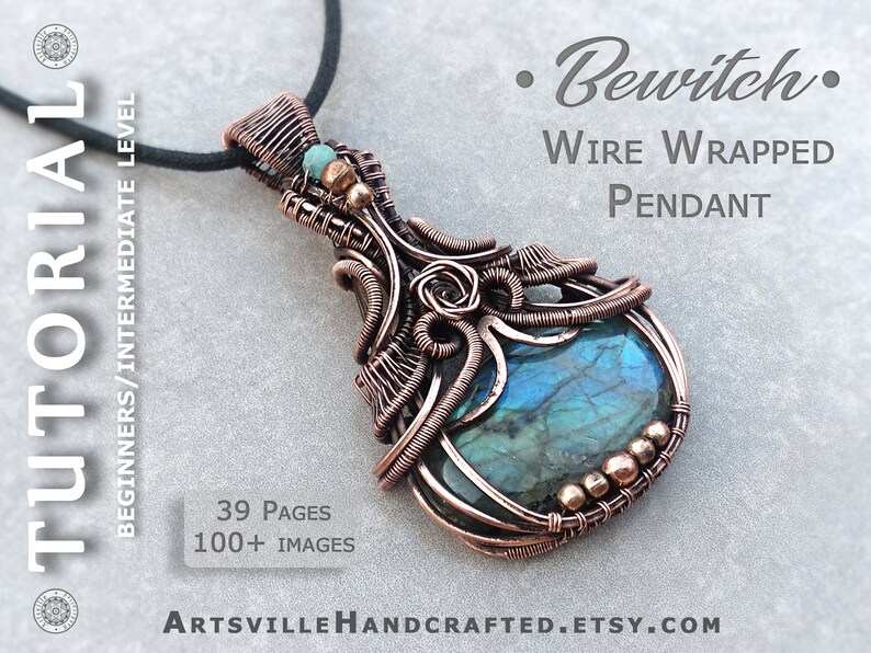 Puede incluir: Un colgante de alambre de cobre con una piedra azul-verdosa, suspendido de un cord&oacute;n negro. El colgante presenta un intrincado trabajo de alambre y el texto "Bewitch Wire Wrapped Pendant". El tutorial incluye 39 p&aacute;ginas y m&aacute;s de 100 im&aacute;genes.